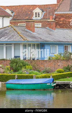 Maisons au bord de l'eau sur la rivière Waveney, Beccles Suffolk, Angleterre, RU Banque D'Images