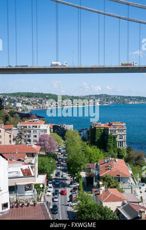 Deuxième pont du Bosphore à Istanbul est toujours plein de trafic et a une vue fantastique sur l'eau. Banque D'Images
