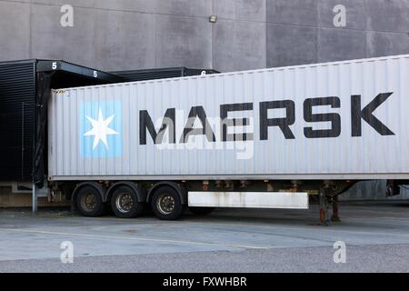 Maersk container dans un dépôt logistique Banque D'Images