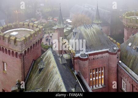 Moyland Wasserschloss im Nebel, Museum für Moderne Kunst, Deutschland, Nordrhein-Westfalen, Bedburg-Hau | Château de Moyland dans le brouillard, l'Allemagne, en Rhénanie du Nord-Westphalie, Bedburg-Hau Banque D'Images