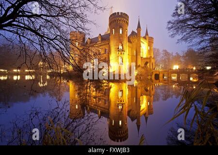 Moyland Wasserschloss beleuchtetes im Nebel, Museum für Moderne Kunst, Deutschland, Nordrhein-Westfalen, Bedburg-Hau | Château de Moyland lumineux dans le brouillard, l'Allemagne, en Rhénanie du Nord-Westphalie, Bedburg-Hau Banque D'Images