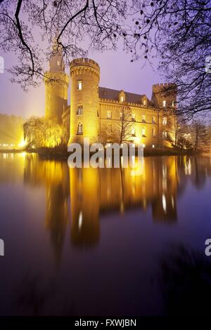 Moyland Wasserschloss beleuchtetes im Nebel, Museum für Moderne Kunst, Deutschland, Nordrhein-Westfalen, Bedburg-Hau | Château de Moyland lumineux dans le brouillard, l'Allemagne, en Rhénanie du Nord-Westphalie, Bedburg-Hau Banque D'Images