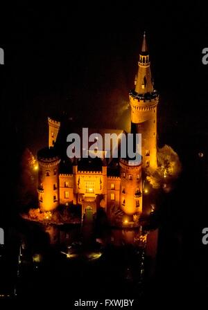 Bergneustadt-HAU Nachtluftbild 28.05.2014 vom Flughafen Weeze Wasserschloss bei Bedburg Hau- im Land Nordrhein-Westfalen NRW. Neugotische als Das Baudenkmal beherbergt die umfangreiche Sammlung Museum moderner Kunst der Gebrüder van der Grinten und ist ein beliebtes Ausflugsziel am Niederrhein. // 06/09/2012 Bedburg-Hau Vue de la tour de l'eau Moyland dans l'état de Rhénanie du Nord-Westphalie. Le monument néo-gothique abrite une collection du musée d'art moderne des frères van der Grinten et est une destination populaire sur le Rhin inférieur. Foto : Hans Blossey ACHTUNG : KEINE BILDFUNK Banque D'Images