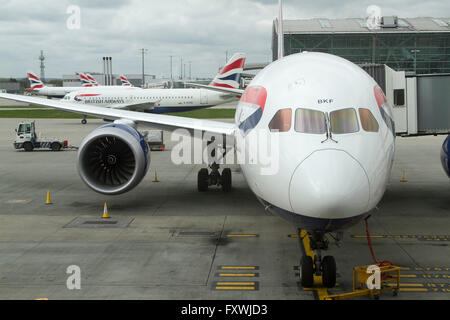 Londres, Royaume-Uni. 18 avril 2016. La police a ouvert une enquête après qu'un avion de passagers de British Airways en provenance de Genève aurait été touché par un drone sans pilote à l'approche de l'aéroport de Heathrow le dimanche 17 avril Crédit : amer ghazzal/Alamy Live News Banque D'Images