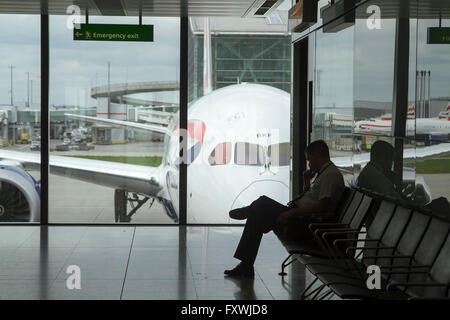 Un vol British Airways de Genève aurait été touché par un drone sans pilote alors qu'il s'approchait de l'aéroport de Heathrow London Crédit : amer ghazzal/Alamy Live News Banque D'Images