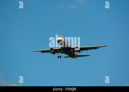 Heathrow, Middlesex, Royaume-Uni 17 avril 2016. Incident de drones. British Airways avion voler bas au-dessus de Cranford qu'ils abordent la piste nord avec train d'atterrissage sorti. Photos prendre entre 18:45 et 19:15 le dimanche 17 avril 2016 le jour de l'incident de drones. Banque D'Images