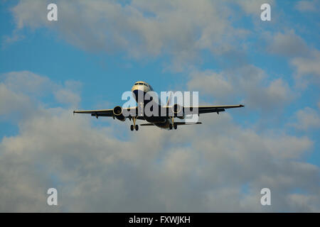 Heathrow, Middlesex, Royaume-Uni 17 avril 2016. Incident de drones. British Airways avion voler bas au-dessus de Cranford qu'ils abordent la piste nord avec train d'atterrissage sorti. Photos prendre entre 18:45 et 19:15 le dimanche 17 avril 2016 le jour de l'incident de drones. Banque D'Images