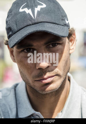 Barcelone, Catalogne, Espagne. 18 avr, 2016. RAFAEL NADAL (ESP) occupe les médias pendant une promotion pour le 64ème Open de Barcelone Banc Sabadell sur le dessus de la montagne Tibidabo. © Matthias Rickenbach/ZUMA/Alamy Fil Live News Banque D'Images