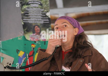 Ce 20e anniversaire de la Journée Internationale des Paysans et lutte des agriculteurs est en cours au milieu d'une situation alarmante en ce qui concerne les droits de l'homme. La Via Campesina appelle toutes ses organisations membres, ses amis et alliés, tous ceux qui croient en une agriculture paysanne et pour la souveraineté alimentaire s'efforcent de mobiliser afin d'exiger l'accès à la terre pour ceux qui la cultivent avec respect, et pour protester contre les assassinats de dirigeants de mouvements paysans - qui constituent des crimes contre l'humanité. (Photo de Mercedes Menendez/RoverImages/P Banque D'Images