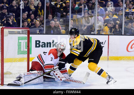 Le mardi 5 avril 2016 : Boston Bruins aile gauche Loui Eriksson (21) zones de la rondelle derrière le gardien Cam Ward des Hurricanes de la Caroline (30) pour égaliser le score dans la troisième période de la partie de la Ligue nationale de hockey entre les Hurricanes de la Caroline et les Bruins de Boston s'est tenue au TD Garden, à Boston, Massachusetts. Eric Canha/CSM Banque D'Images