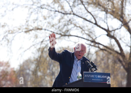 New York, USA. 17 avr, 2016. Bernie Sanders vagues à la foule à Prospect Park, Brooklyn. Credit : Alvin Thompson/Alamy Live News Banque D'Images