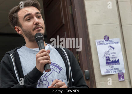 Londres, Royaume-Uni. 18 avril, 2016. SOAS student Co-président Tom introduit la manifestation exigeant la gestion en interne d'entretien maintenant que plus tard. Après 10 ans de gestion de protestation ont dit qu'ils allaient à l'avenir employer les produits eux-mêmes tout en signant un nouveau contrat d'impartition. Peter Marshall/Alamy Live News Banque D'Images