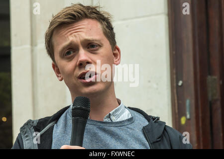 Londres, Royaume-Uni. 18 avril, 2016. Owen Jones parle lors de la protestation contre la protestation à SOAS exigeant la gestion en interne d'entretien maintenant que plus tard. Après 10 ans de gestion de protestation ont dit qu'ils allaient à l'avenir employer les produits eux-mêmes tout en signant un nouveau contrat d'impartition. Peter Marshall/Alamy Live News Banque D'Images