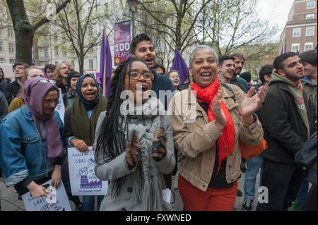 Londres, Royaume-Uni. 18 avril, 2016. La foule applaudit SOAS leader nettoyeurs Consuelo Moreno discours du président lors de la protestation contre la protestation à SOAS exigeant la gestion en interne d'entretien maintenant que plus tard. Après 10 ans de gestion de protestation ont dit qu'ils allaient à l'avenir employer les produits eux-mêmes tout en signant un nouveau contrat d'impartition. Derrière lui une bannière indique que le rapport a conclu que l'Abside 2016 réunissant le personnel d'entretien en interne serait 'coût neutre". Peter Marshall/Alamy Live News Banque D'Images