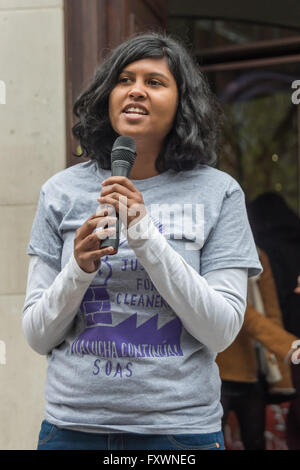 Londres, Royaume-Uni. 18 avril, 2016. Camalita Naicker, activiste et FeesMustFall avec # noir le mouvement étudiant à l'Université actuellement connue sous le nom de Rhodes, Afrique du Sud le port d'un OSS J4C nettoyeurs d-shirt parle lors de la protestation contre la protestation à SOAS exigeant la gestion en interne d'entretien maintenant que plus tard. Après 10 ans de gestion de protestation ont dit qu'ils allaient à l'avenir employer les produits eux-mêmes tout en signant un nouveau contrat d'impartition. Peter Marshall/Alamy Live News Banque D'Images