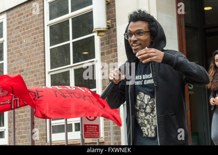 Londres, Royaume-Uni. 18 avril, 2016. L'Aadam Muuse des Étudiants Noirs NUS parle lors de la campagne de protestation contre la protestation à SOAS exigeant la gestion en interne d'entretien maintenant que plus tard. Après 10 ans de gestion de protestation ont dit qu'ils allaient à l'avenir employer les produits eux-mêmes tout en signant un nouveau contrat d'impartition. Peter Marshall/Alamy Live News Banque D'Images