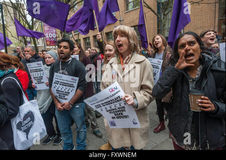 Londres, Royaume-Uni. 18 avril, 2016. Les manifestants à l'Université de Londres SOAS porter la gestion de la demande en produits de nettoyage maison maintenant à un rassemblement à l'extérieur des OSS. Après 10 ans de gestion de protestation ont dit qu'ils allaient à l'avenir employer les produits eux-mêmes tout en signant un nouveau contrat d'impartition. Peter Marshall/Alamy Live News Banque D'Images