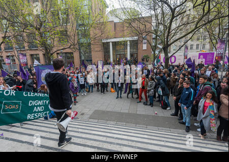 Londres, Royaume-Uni. 18 avril, 2016. Les manifestants à l'Université de Londres SOAS porter la gestion de la demande d'entretien en interne maintenant au un rallye sur les OSS comme suit. Après 10 ans de gestion de protestation ont dit qu'ils allaient à l'avenir employer les produits eux-mêmes tout en signant un nouveau contrat d'impartition. Peter Marshall/Alamy Live News Banque D'Images