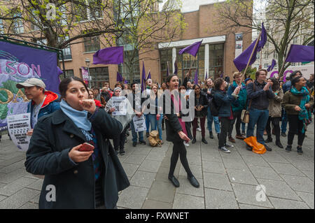 Londres, Royaume-Uni. 18 avril, 2016. Les manifestants à l'Université de Londres SOAS porter la gestion de la demande en produits de nettoyage chambre maintenant crier et vague mauve au rassemblement des drapeaux en dehors des OSS. Après 10 ans de protestation des étudiants et du personnel, de la gestion ont dit qu'ils allaient à l'avenir employer les produits eux-mêmes tout en signant un nouveau contrat d'impartition. Les manifestants sont outrés et avertir d'action continue à moins que le nettoyage sont effectuée en interne. Peter Marshall/Alamy Live News Banque D'Images