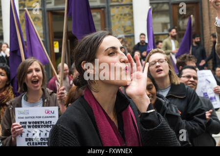 Londres, Royaume-Uni. 18 avril, 2016. Les manifestants à l'Université de Londres SOAS porter la gestion de la demande en produits de nettoyage chambre maintenant crier et vague mauve au rassemblement des drapeaux en dehors des OSS. Après 10 ans de protestation des étudiants et du personnel, de la gestion ont dit qu'ils allaient à l'avenir employer les produits eux-mêmes tout en signant un nouveau contrat d'impartition. Les manifestants sont outrés et avertir d'action continue à moins que le nettoyage sont effectuée en interne. Peter Marshall/Alamy Live News Banque D'Images