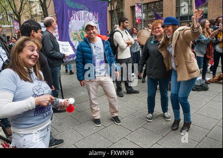 Londres, Royaume-Uni. 18 avril, 2016. La fin de la protestation à l'Université de Londres SOAS gestion exigeant que les décapants dans-chambre maintenant. Après 10 ans de gestion de protestation ont dit qu'ils allaient à l'avenir employer les produits eux-mêmes tout en signant un nouveau contrat d'impartition. Peter Marshall/Alamy Live News Banque D'Images