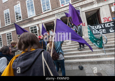 Londres, Royaume-Uni. 18 avril, 2016. À la fin du rallye exigeant le SOAS cleaners être effectuée en interne et accordé la même dignité et le même respect que les autres travailleurs, les étudiants qui OSS J4mauve drapeaux Campagne du SEJ a accumulé les étapes et dans l'OSS. Peter Marshall/Alamy Live News Banque D'Images