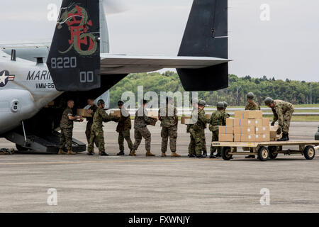 U.S Marines aider les soldats d'autodéfense japonaises avec la goulotte de l'aide humanitaire pour les personnes touchées par les récents séismes à Kumamoto, 18 avril 2016 Takayubaru, au Japon. L'U.S a rejoint des milliers de troupes japonaises pour aider les victimes de deux énormes tremblements de terre qui ont frappé la région de Kyushu. Banque D'Images