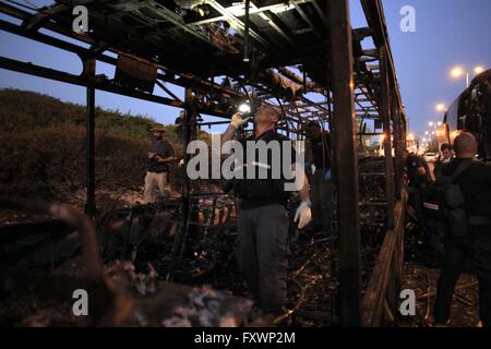 Jérusalem. 18 avr, 2016. Dans la recherche d'investigation israélien reste le bus après l'explosion d'une bombe a soufflé sur le véhicule à Jérusalem le 18 avril 2016. Au moins 21 personnes ont été blessées dans une explosion de bus à Jérusalem le lundi après-midi, a annoncé la police, confirmant c'était une attaque terroriste. Credit : Muammar Awad/Xinhua/Alamy Live News Banque D'Images