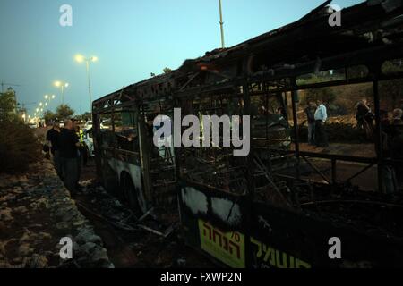 Jérusalem. 18 avr, 2016. Dans la recherche d'investigation israélien reste le bus après l'explosion d'une bombe a soufflé sur le véhicule à Jérusalem le 18 avril 2016. Au moins 21 personnes ont été blessées dans une explosion de bus à Jérusalem le lundi après-midi, a annoncé la police, confirmant c'était une attaque terroriste. Credit : Muammar Awad/Xinhua/Alamy Live News Banque D'Images