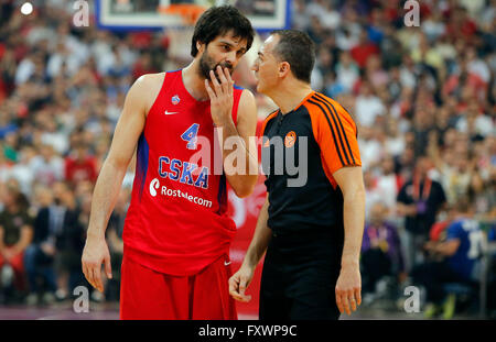 Belgrade. 18 avr, 2016. Milos Teodosic du CSKA (L) parle avec arbitre pendant les play-off de l'Euroligue de basket-ball 3 jeu de correspondance entre Stade Crvena Zvezda et le CSKA Moscou à Belgrade, le 18 avril 2016. Le CSKA a gagné 78-71. Credit : Predrag Milosavljevic/Xinhua/Alamy Live News Banque D'Images