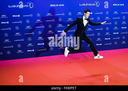 Berlin, Allemagne. 18 avr, 2016. Novak Djokovic la Serbie de pose sur le tapis rouge à la Laureus World Sports Awards à Berlin, Allemagne, le 18 avril 2016. Credit : Zhang Fan/Xinhua/Alamy Live News Banque D'Images