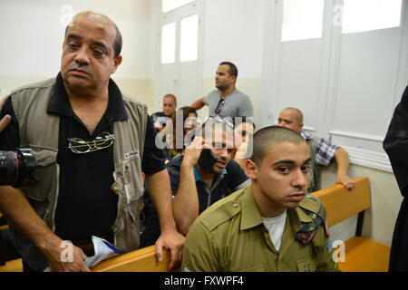 Jérusalem, Israël. 18 avr, 2016. Soldat israélien Elor Azaria (R), qui a été pris sur le tournage de vidéos un assaillant Palestinien blessé, assiste à une audience à Tel Aviv, Israël, le 18 avril 2016. Le soldat israélien a été accusé d'homicide involontaire coupable. JINI ©/Xinhua/Alamy Live News Banque D'Images