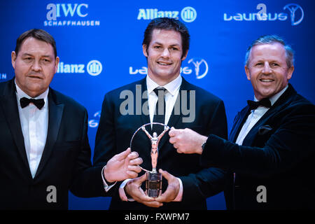 Berlin, Allemagne. 18 avr, 2016. Tous les noirs de la Nouvelle-Zélande entraîneur Steve Hansen et Richie McCaw et anciens joueurs Sean Fitzpatrick (de gauche à droite) posent avec le trophée de la Laureus World Team de l'année au cours de la Laureus World Sports Awards à Berlin, Allemagne, le 18 avril 2016. Credit : Zhang Fan/Xinhua/Alamy Live News Banque D'Images