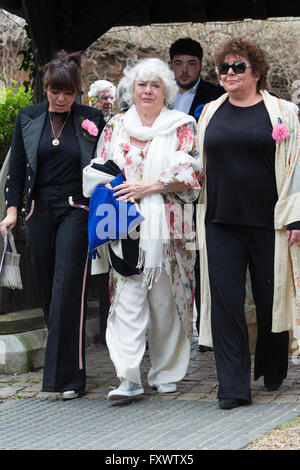 Shirley, Croydon, Royaume-Uni. 18 avril 2016. Emma Corbett, Anne Hart et Sophie Corbett arrivent pour Ronnie Corbett's Funeral Service à St John the Evangelist à Shirley, Croydon, Surrey. "Les deux Ronnies' star est décédé le 31 mars 2016, sans doute avec un forme de maladie du motoneurone. Credit : Londres pix/Alamy Live News Banque D'Images