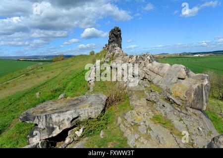 Le mystique pour calles (mur devils Teufelsmauer), l'Allemagne, près de la ville de Weddersleben, 18.Avril 2016.Les quatre kilomètres de long de la formation de grès est situé dans la plus ancienne réserve naturelle en Allemagne. Photo : Frank May Banque D'Images