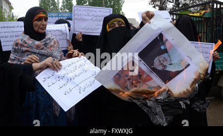 Srinagar, Cachemire sous administration indienne. 19 avril, 2016. Des militants d'Khawteen musulmane Markaz (MKM), un groupe séparatiste des femmes cachemiries, brûler les photographies de Premier Ministre indien Narendra Modi pour protester contre sa visite dans la région de Jammu Jammu-et-Cachemire etat. Credit : Sofi Suhail/Alamy Live News Banque D'Images