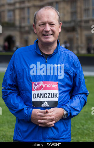 Londres, Royaume-Uni. 19 avril 2016. Simon Danczuk MP de Rochdale. Huit membres du Parlement, dont trois députés, assister à un photocall avant à partir de la Vierge de l'argent 2016 Marathon de Londres ce dimanche, 24 avril. Tous d'entre eux sera la collecte de fonds pour les organismes de bienfaisance. Crédit : Images éclatantes/Alamy Live News Banque D'Images