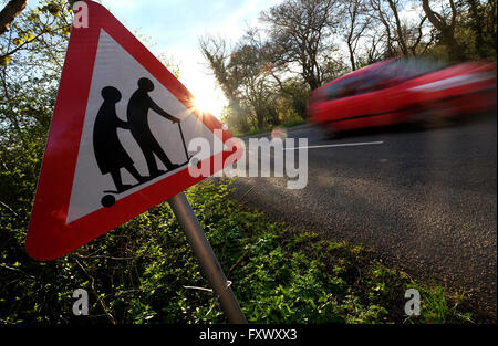 Tewkesbury, Gloucestershire, Royaume-Uni, 19 avril 2016. Un signe de la route a été modifiée par un inconnu. Le signe qui signifie pour les personnes aveugles ou handicapées ou (si indiqué) piétons susceptibles de traverser la route à venir, montre un voûté au couple en train de marcher avec un bâton. Le signe montre maintenant les deux figures sur une micro scooter. Le signe qui se trouve sur la A438 entre Gloucester et Ledbury, Gloucesteshire, UK. Au cours des dernières années, des groupes de campagne ont fait objection à l'image sur le signe qu'ils croient qu'il déforme les personnes âgées. Credit : Gavin Crilly/Alamy Live News Banque D'Images