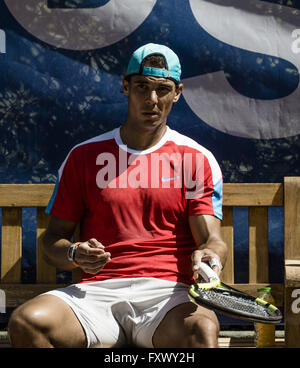 Barcelone, Catalogne, Espagne. Apr 19, 2016. RAFAEL NADAL (ESP) fait une pause au cours d'une séance de formation à l'occasion de la deuxième journée de l'Open de Barcelone Banc Sabadell' 2016 Credit : Matthias Rickenbach/ZUMA/Alamy Fil Live News Banque D'Images