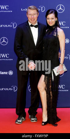 Berlin, Allemagne. 18 avr, 2016. Finnish ancien pilote de course de formule 1 Mika Hakkinen (L) et son partenaire Marketa Remesova arrivent à la Laureus Sport Awards à Berlin, Allemagne, 18 avril 2016. Les prix ont été remis pour la 17e fois. Photo : JOERG CARSTENSEN/dpa/Alamy Live News Banque D'Images