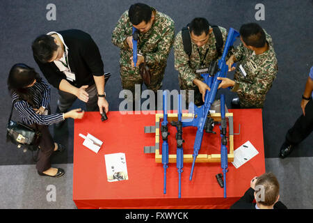 Kuala Lumpur, Malaisie. Apr 19, 2016. Les visiteurs ayant un matériel avec l'affichage à l'Asie des Services de Défense 2016, une exposition de quatre jours, tenu à Kuala Lumpur, Malaisie. Credit : Danny Chan/Alamy Live News. Banque D'Images