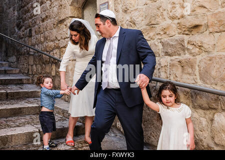 Jérusalem, Israël. 19 avril, 2016. Mariée BRYCE GRUBER-HERMON et le marié YOSSEF HERMON de New York se préparent pour leur cérémonie de mariage. Bryce et Yossef remplies un rêve d'être marié à une cérémonie juive traditionnelle au Mur occidental. Ayant épousé il y a cinq ans au cours d'une cérémonie civile à l'Hôtel de Ville, puis une deuxième fois lors d'une cérémonie n'est pas reconnue par le Judaïsme Orthodoxe, ils ont renouvelé leurs vœux pour une troisième fois sur un balcon donnant sur le mont du Temple. Credit : Alon Nir/Alamy Live News Banque D'Images