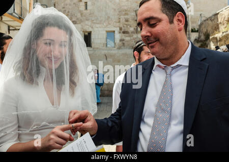 Jérusalem, Israël. 19 avril, 2016. Mariée BRYCE GRUBER-HERMON et le marié YOSSEF HERMON de New York de participer à une cérémonie de mariage. Bryce et Yossef remplies un rêve d'être marié à une cérémonie juive traditionnelle au Mur occidental. Ayant épousé il y a cinq ans au cours d'une cérémonie civile à l'Hôtel de Ville, puis une deuxième fois lors d'une cérémonie n'est pas reconnue par le Judaïsme Orthodoxe, ils ont renouvelé leurs vœux pour une troisième fois sur un balcon donnant sur le mont du Temple. Credit : Alon Nir/Alamy Live News Banque D'Images