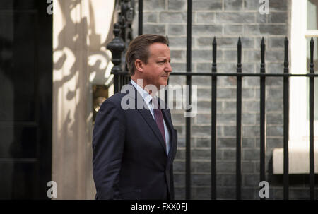 10 Downing Street, Londres, Royaume-Uni. 19 avril, 2016. Joko Widodo Président de l'Indonésie arrive à Downing Street, accueilli par le Premier Ministre David Cameron. Credit : Malcolm Park editorial/Alamy Live News Banque D'Images