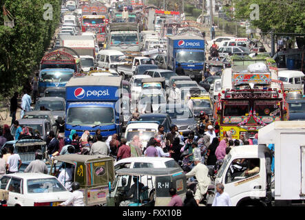 Un grand nombre de véhicules bloqués dans embouteillage à cause de la route Autoroute Nationale manifestation de protestation des enseignants du gouvernement contre le non-paiement de leurs cotisations les salaires à Malir Karachi dans la région de la Commission Kala le Mardi, Avril 19, 2016. Banque D'Images