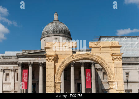 Londres, Royaume-Uni. 19 avril 2016. L'iconique de Palmyre loisirs arc triomphal dévoilé à Trafalgar Square dans le cadre de la Semaine du patrimoine mondial en 2016. La reconstruction, qui fait usage de l'impression 3D, a été entrepris par l'Institut de l'Université d'Oxford archéologie numérique et sera en place 19 au 21 avril. Crédit : Stephen Chung / Alamy Live News Banque D'Images