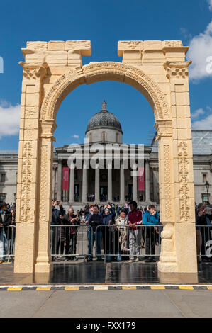 Londres, Royaume-Uni. 19 avril 2016. L'iconique de Palmyre loisirs arc triomphal dévoilé à Trafalgar Square dans le cadre de la Semaine du patrimoine mondial en 2016. La reconstruction, qui fait usage de l'impression 3D, a été entrepris par l'Institut de l'Université d'Oxford archéologie numérique et sera en place 19 au 21 avril. Crédit : Stephen Chung / Alamy Live News Banque D'Images