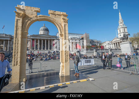 Londres, Royaume-Uni. 19 avril, 2016. Arc de Triomphe - une réplique d'une république monument, vieux de deux millénaires et détruit par de soi-disant Etat islamique en Syrie, a été érigée à Trafalgar Square à Londres. Le modèle à l'échelle de l'Arc de Triomphe a été faite à partir de marbre égyptien par l'Institut d'archéologie numérique (IDA) en utilisant la technologie 3D, basée sur des photos de l'écran d'origine. L'arche a été construite par les Romains. Les deux tiers d'une maquette sera exposée à Trafalgar Square pour trois jours avant de passer à d'autres endroits dans le monde, le Crédit : Guy Bell/Alamy Live News Banque D'Images