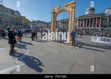 Londres, Royaume-Uni. 19 avril, 2016. Arc de Triomphe - une réplique d'une république monument, vieux de deux millénaires et détruit par de soi-disant Etat islamique en Syrie, a été érigée à Trafalgar Square à Londres. Le modèle à l'échelle de l'Arc de Triomphe a été faite à partir de marbre égyptien par l'Institut d'archéologie numérique (IDA) en utilisant la technologie 3D, basée sur des photos de l'écran d'origine. L'arche a été construite par les Romains. Les deux tiers d'une maquette sera exposée à Trafalgar Square pour trois jours avant de passer à d'autres endroits dans le monde, le Crédit : Guy Bell/Alamy Live News Banque D'Images