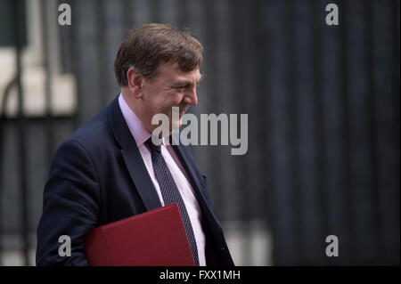 10 Downing Street, Londres, Royaume-Uni. 19 avril, 2016. Secrétaire d'État à la culture, des médias et du Sport John Whittingdale MP quitte Downing Street après la réunion hebdomadaire du Cabinet. Credit : Malcolm Park editorial/Alamy Live News Banque D'Images